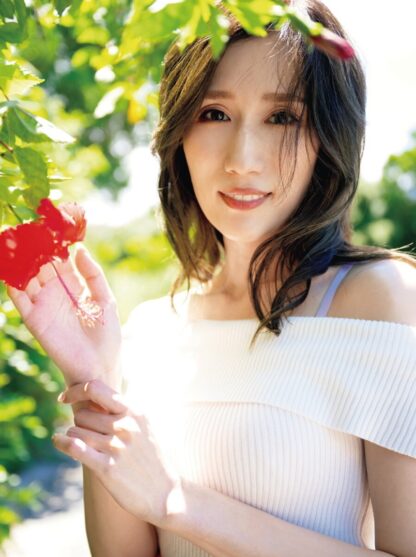Julia Photo Book: J Queen (Re-edited Paperback Edition) - Image 3
